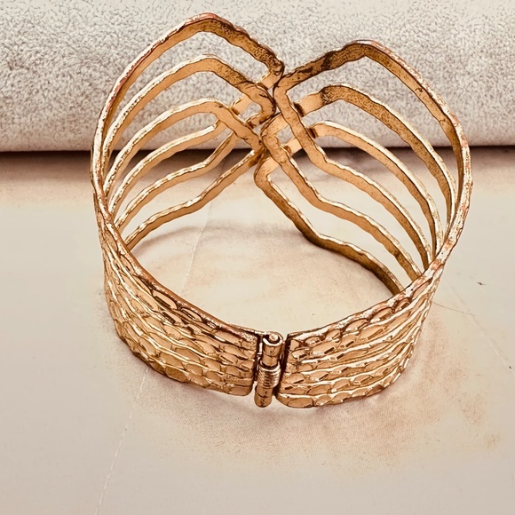 2/$20 Gold Tone Wide Bangle Bracelet w/Textured Design & Hinge Vintage - Picture 9 of 11